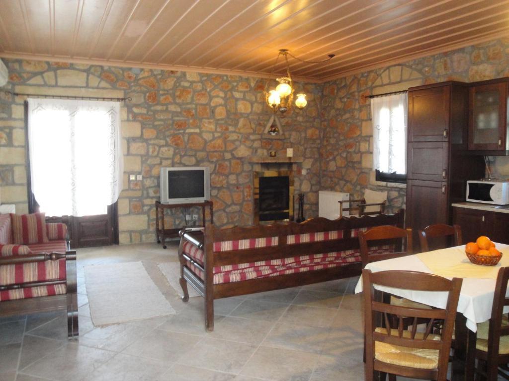 Klymeni Traditional Homes Apartment *